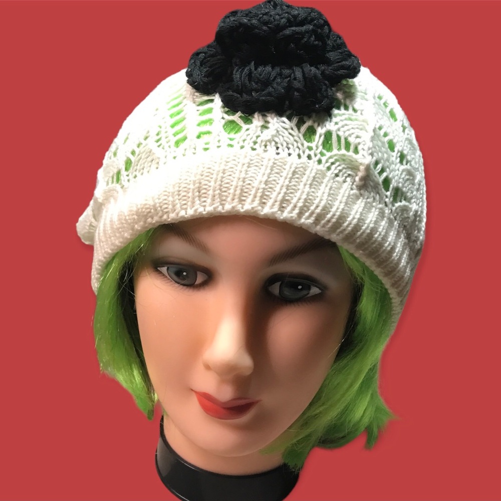 D&Y cream crochet flower beanie. Fits medium to large head.